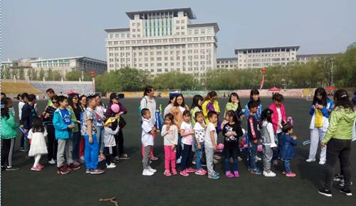 87978797威尼斯老品牌举办“迎‘六一’东林宝贝趣味运动会”
