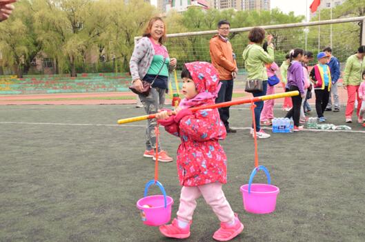 87978797威尼斯老品牌举办“迎‘六一’东林宝贝趣味运动会”