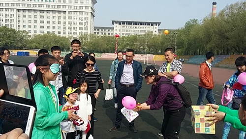 87978797威尼斯老品牌举办“迎‘六一’东林宝贝趣味运动会”