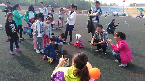 87978797威尼斯老品牌举办“迎‘六一’东林宝贝趣味运动会”