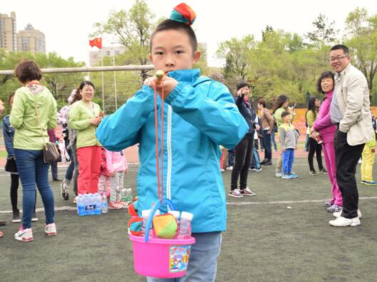87978797威尼斯老品牌举办“迎‘六一’东林宝贝趣味运动会”